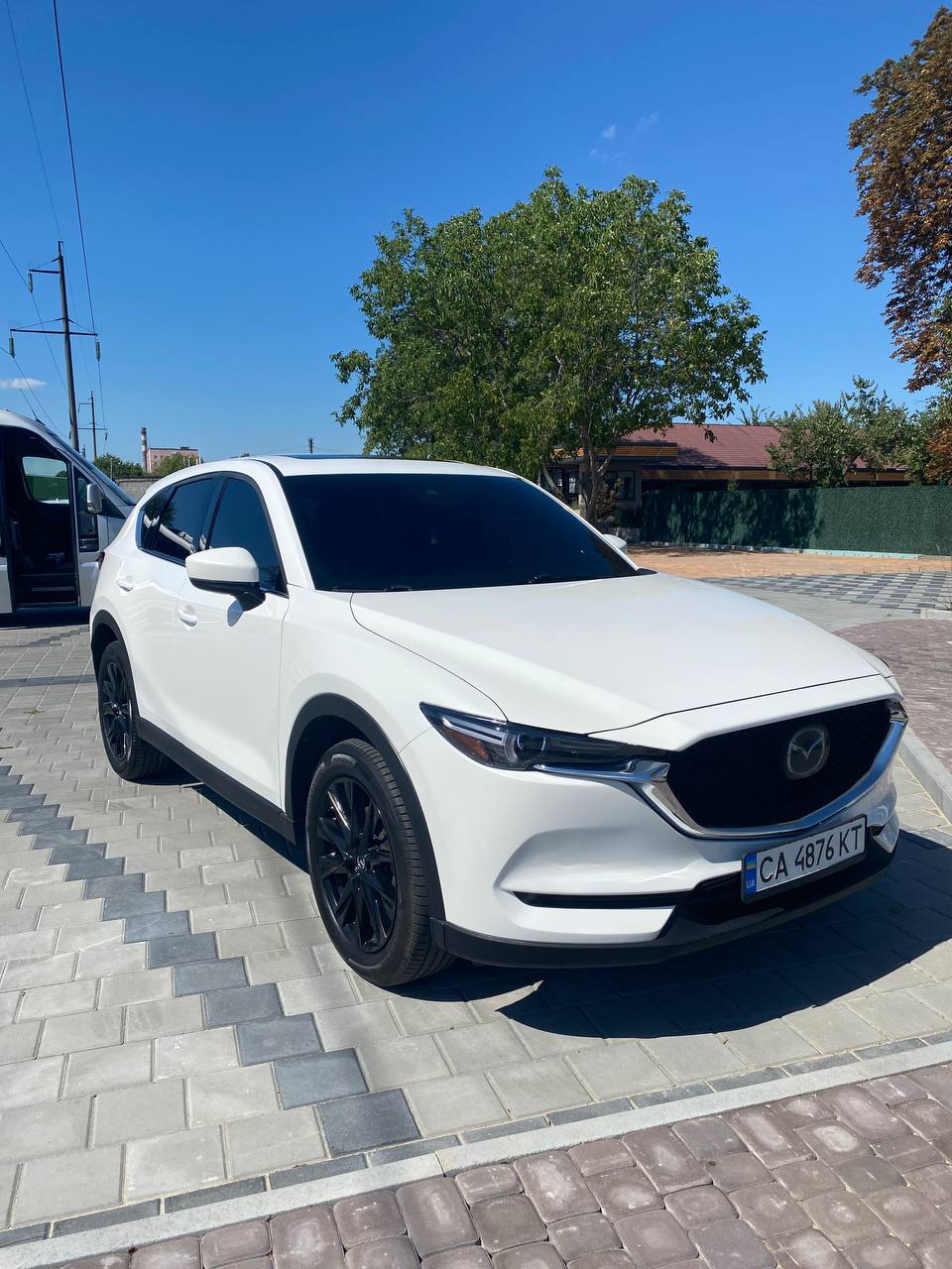 Біла Mazda CX-5 2019, вигляд спереду